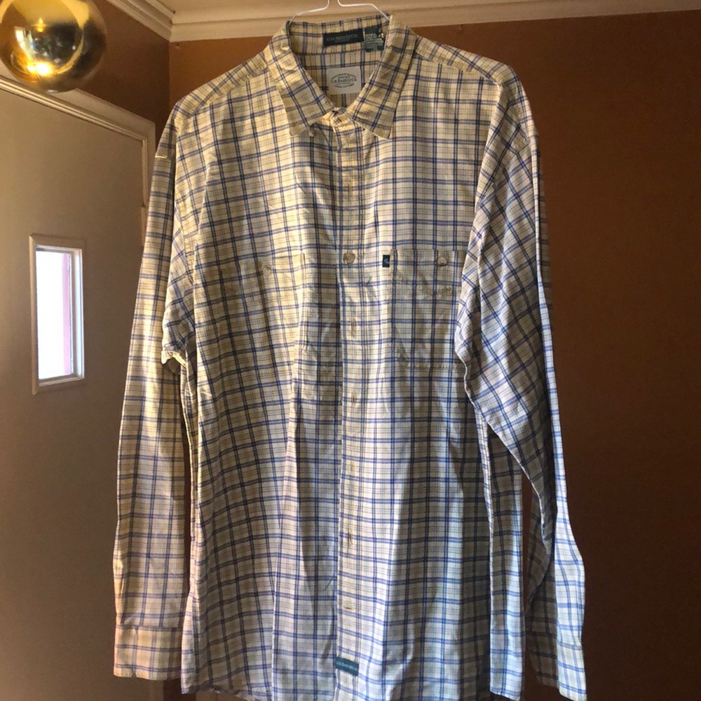 Men’s casual dress shirt .